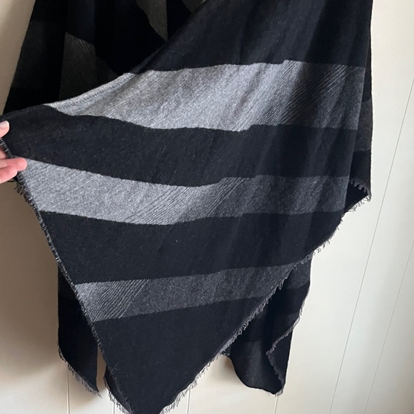 Eileen Fisher Black and Light Gray Wool Office Winter Poncho Wrap Kimono Shawl - Picture 15 of 15